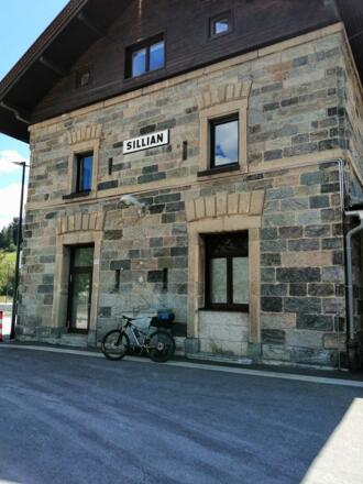 Am Bahnhof Sillian, jetzt geht´s gleich links auf die Leckfeldalm...