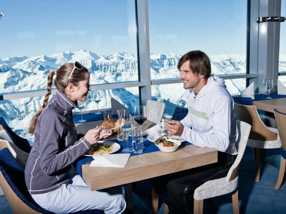 Paar im Gipfelrestaurant