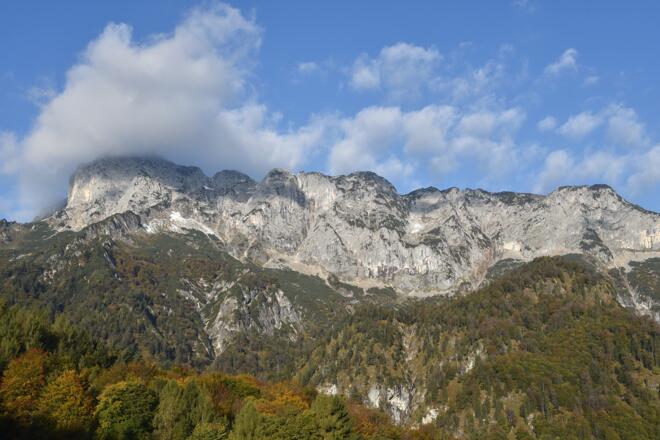 Das breite Massiv des Untersbergs, der Berchtesgadener Hochthron (l.) ist noch in Wolken