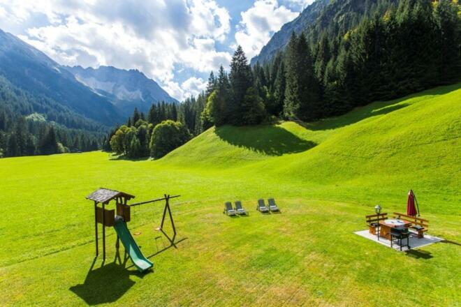 Liegewiese / Sitzecke / Spielplatz