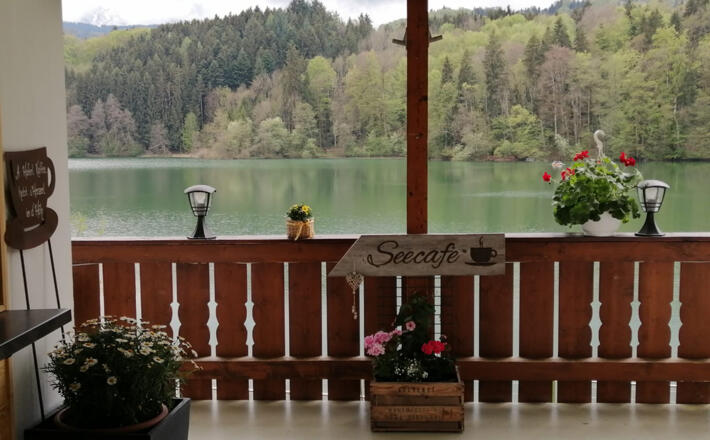 Die Terrasse des Seecafès Maria am Höglwörther See