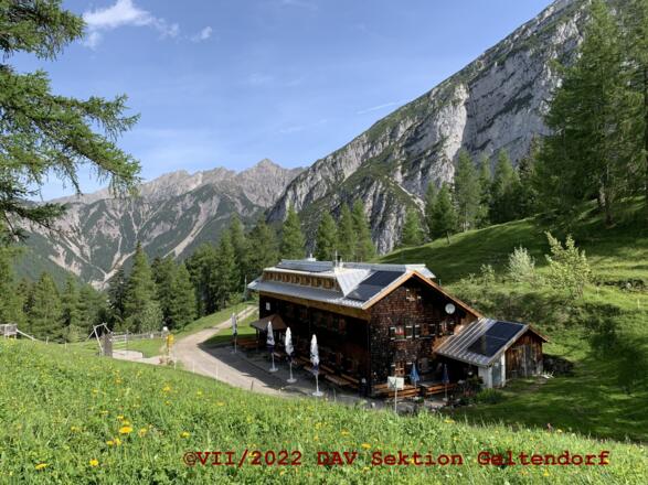 Neue Magdeburger Hütte (1633 m) mit Blick zur Kuhlochspitze und Freiungen