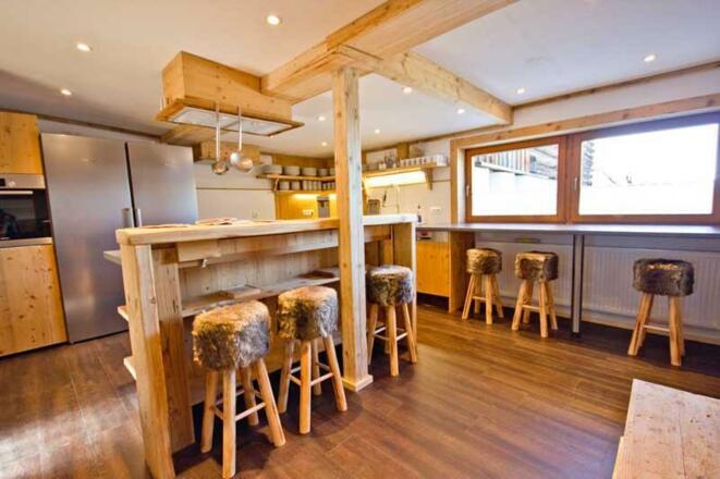 Gemütliche Küche mit viel Holz