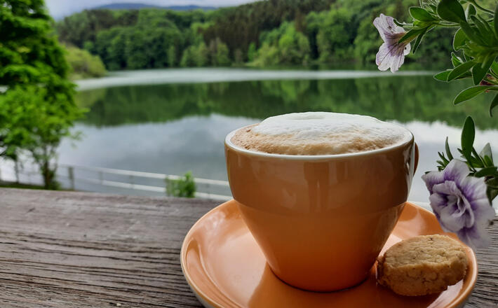 Cappucino mit Seeblick