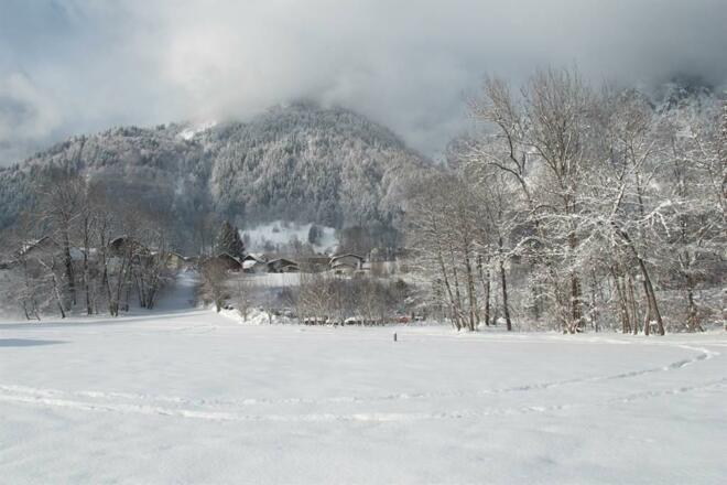 Blick vom Wanderweg auf das Haus Mangeng