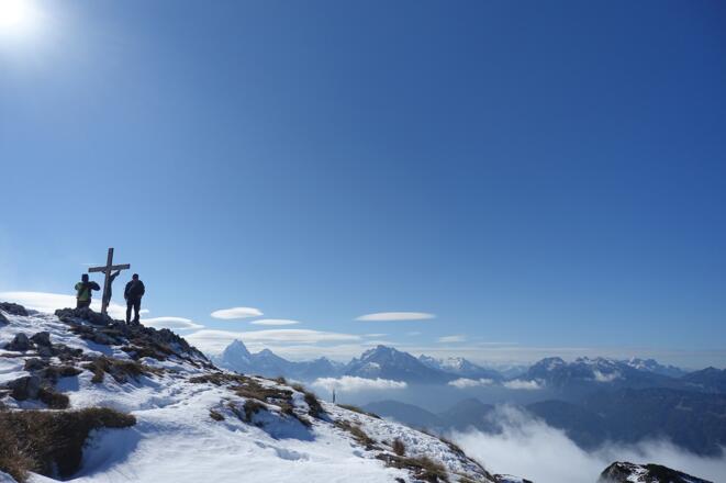Gipfelfreude am Hochthron; ein kleines bisschen Herbstschnee stört kaum.