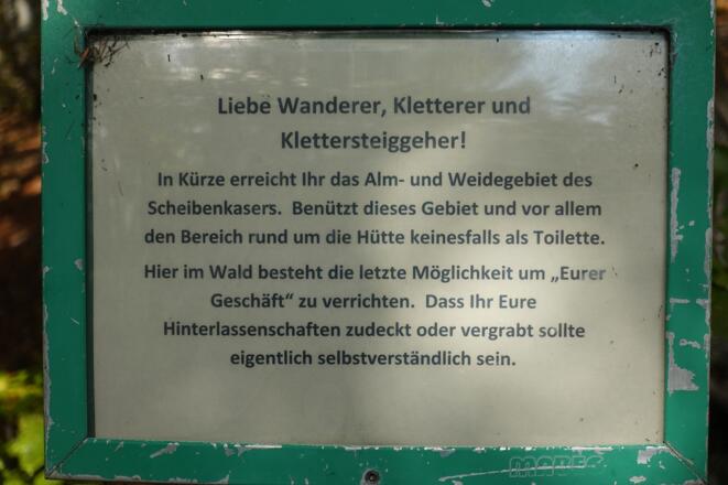 Ein freundlicher Hinweis auf gutes Verhalten im Almgelände