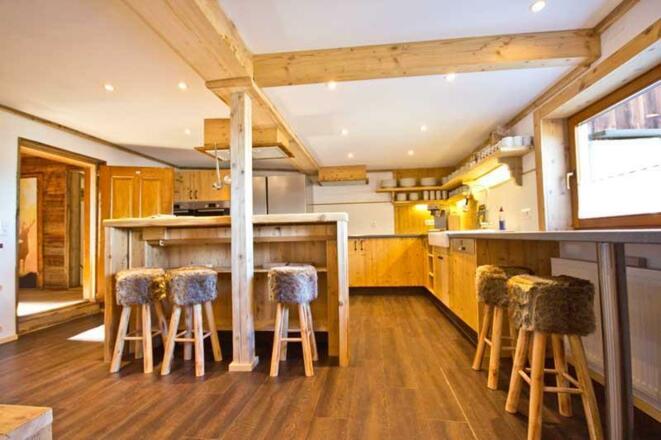 Gemütliche Küche mit viel Holz 2