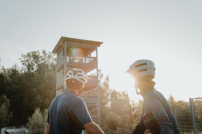 Radfahrer am Aussichtsturm Naarn im Machland