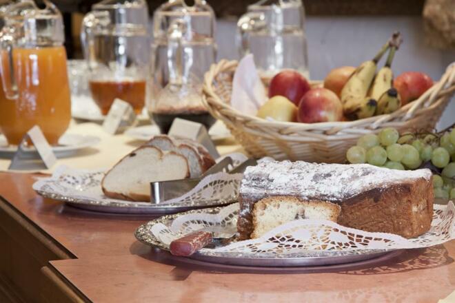 täglich frischer Kuchen am Frühstücksbuffet