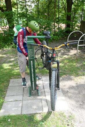 Fahrrad-Reparaturstation am Kneißl Rastplatz Gröbenzell