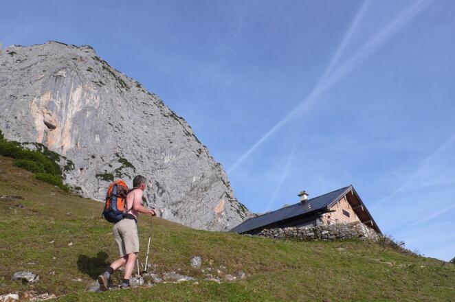 Über dem Scheibenkaser ragt der Berchtesgadener Hochthron auf.