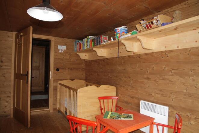Kinderzimmer mit Spielzeug und Büchern