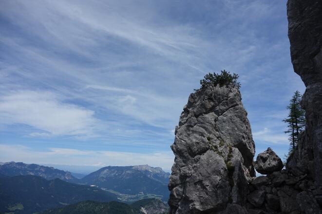 Pfiffiger Felsturm mit Felsblock unterm Mooslahner, hinten der Untersberg.