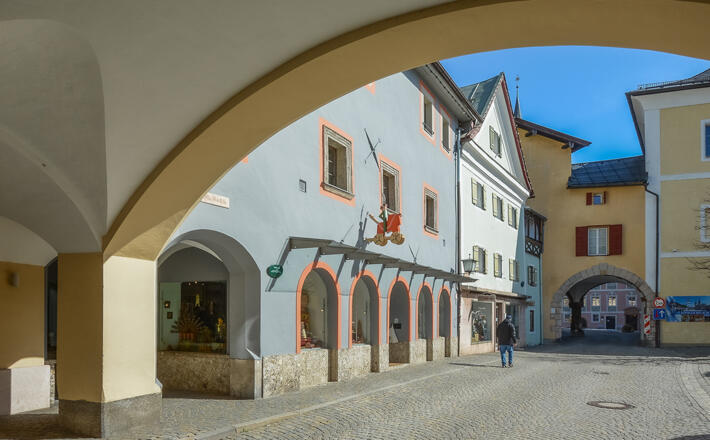 Die ehemalige Fronveste zwischen den Torbögen