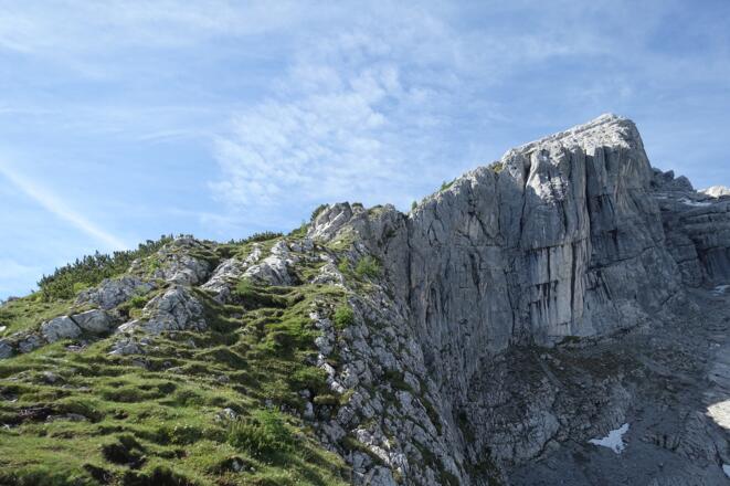 Steil bricht die Westwand des Kleinen Watzmanns ins Kar ab.