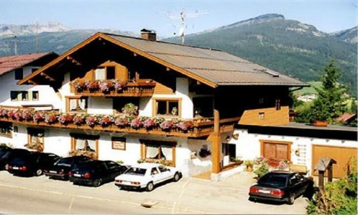 Hausvorderseite Sommer