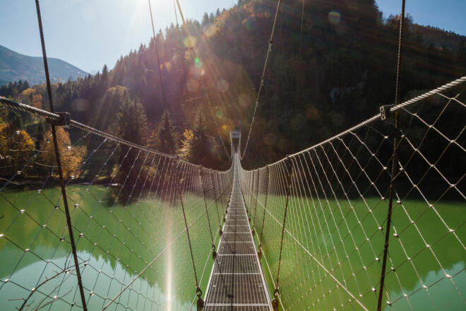 Blick auf die Hängelseilbrücke über die Enns in Großraming