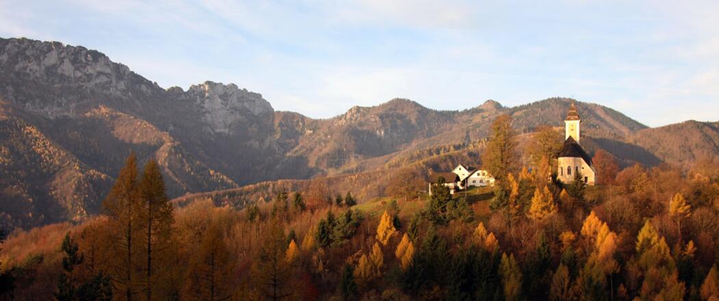 Georgenbergkirche im Herbst