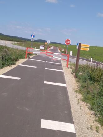 Straßenquerung mit Schranken