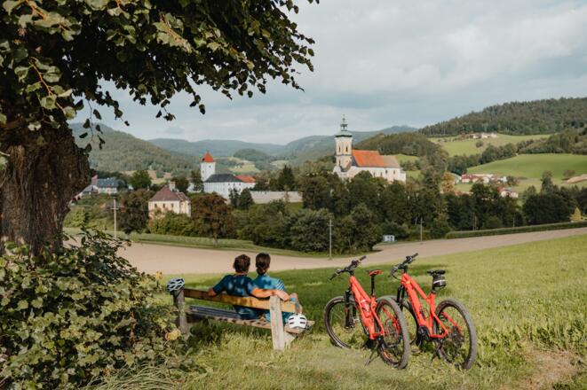 Radfahrer mit Blick auf Waldhausen