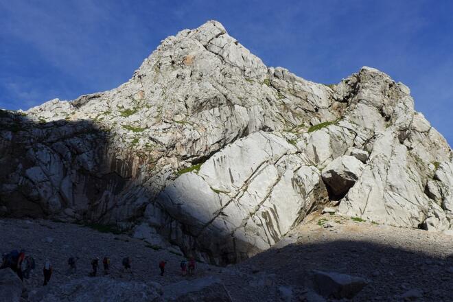 Einstieg bei der großen Höhle