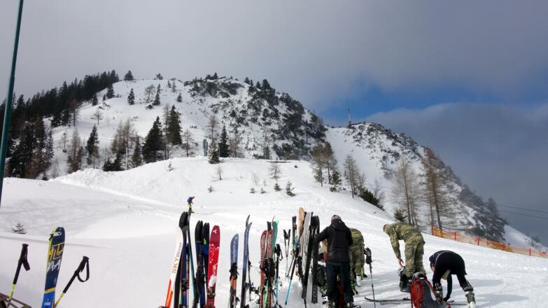 Abfahrtsbeginn Piste 1400m, Katrinsender rechts hinten