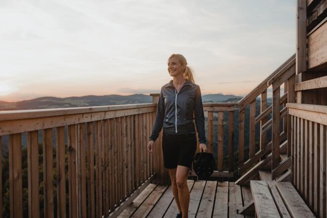 Radfahrerinnen Aussichtsturm Burgstall Kirchberg ob der Donau