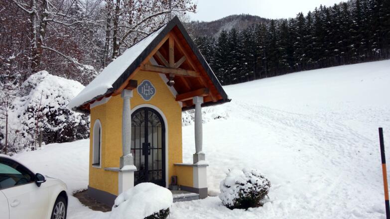 Kapelle vor Parkplatz, rechts