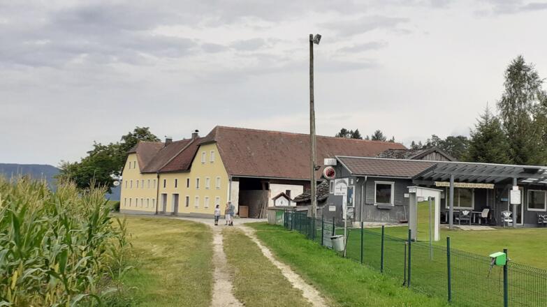 Am Hundeabrichtplatz und Hof vorbei und die Runde schließen.