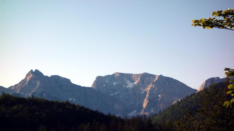 Zwillingskogel und Priel am Morgen von ~690m