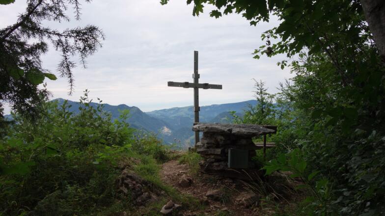 Rotstein 837m, Kreuz und Rastbankerl