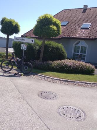 Nach Aistersheim den berg hinauf und oben angekommen rechts abbiegen.