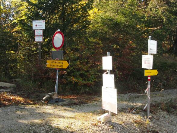 Eine Tafel ist nie genug ;-) (Absperrung am Mandelmais)