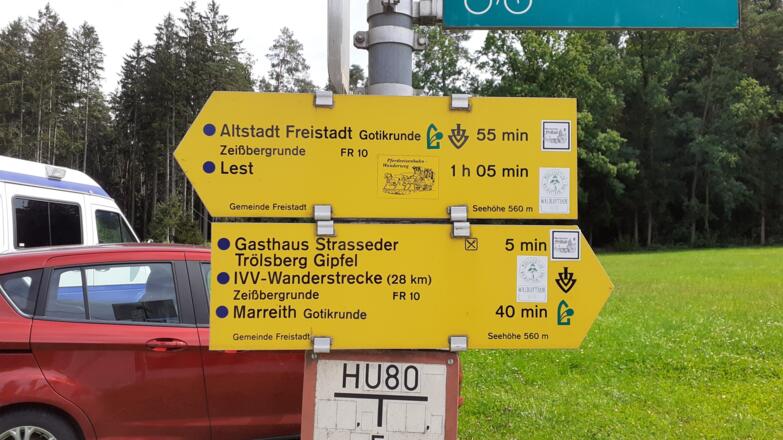 Hier lt Wegtafel auf 560 m rechts ab