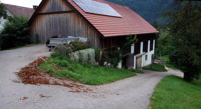 Hof ~525m, links an diesem Gebäude vorbei