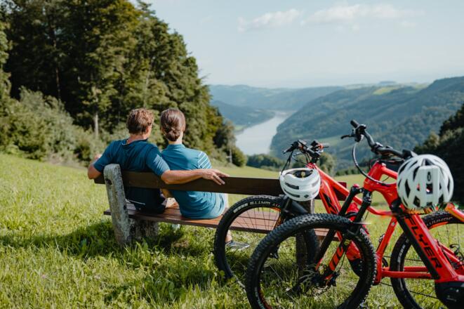 Radfahrer am Donauradweg Sattl Perg