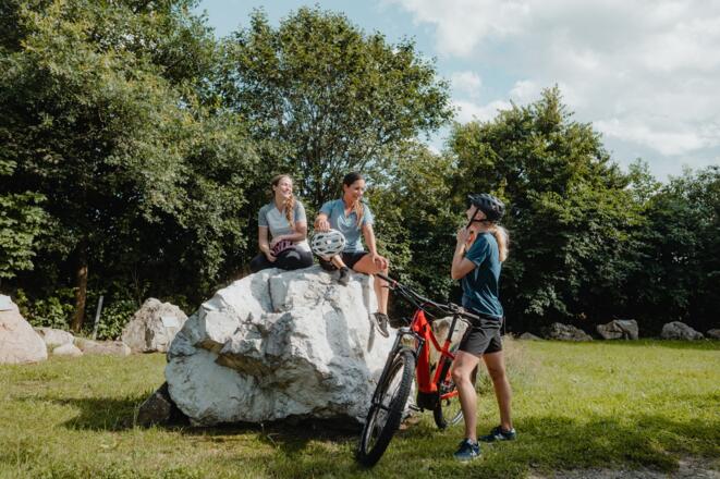 Radfahrerinnen Granitlehrpfad Plöcking St. Martin