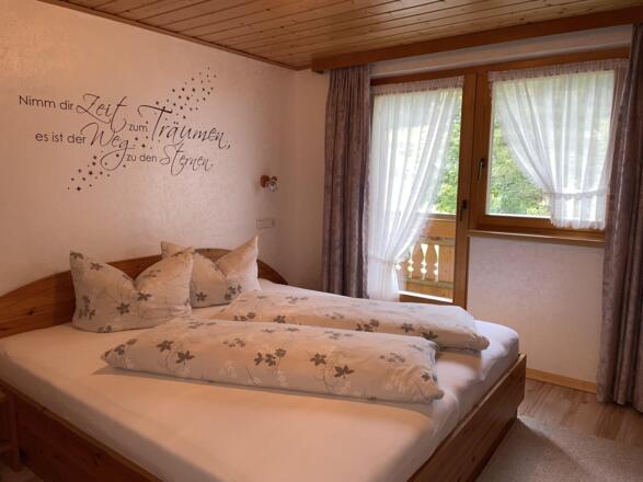 Schlafzimmer 1