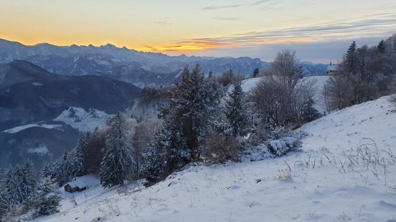 Rückblick zum Schobersteinhaus, dahinter das Tote Gebirge