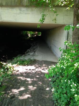 Ziemlich am Anfang muss man zuerst eine Firma umrunden und dann unter einer Brücke durch ("Schiebestrecke").