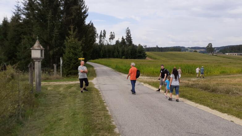 Hier beim Marterl und Tafel rechts abbiegen