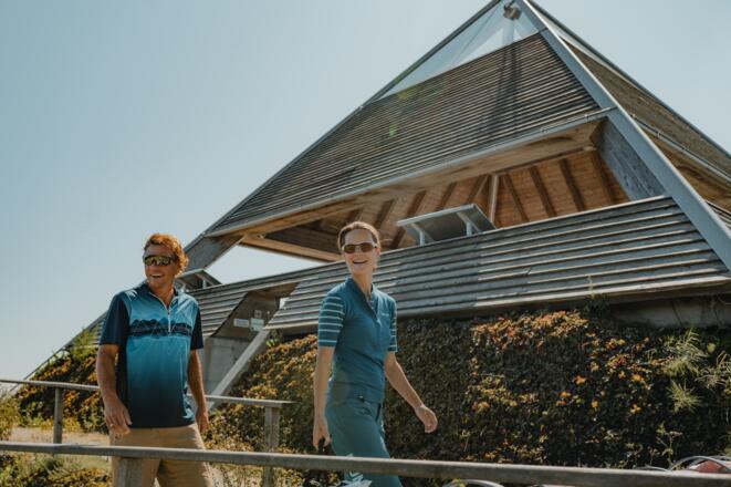 Radfahrer an der Pyramide Etzinger Hügel