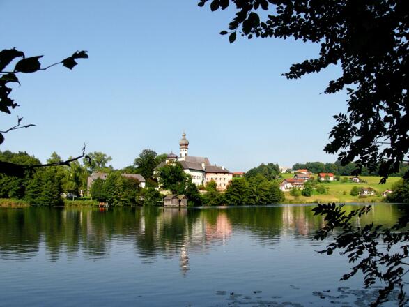Blick über den Höglwörther See zum Kloster Höglwörth.