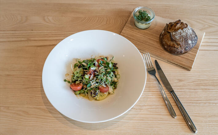 Cassoulet vom grünen und weißen Spargel mit Nussbutterkartoffeln und Kerbelschaum