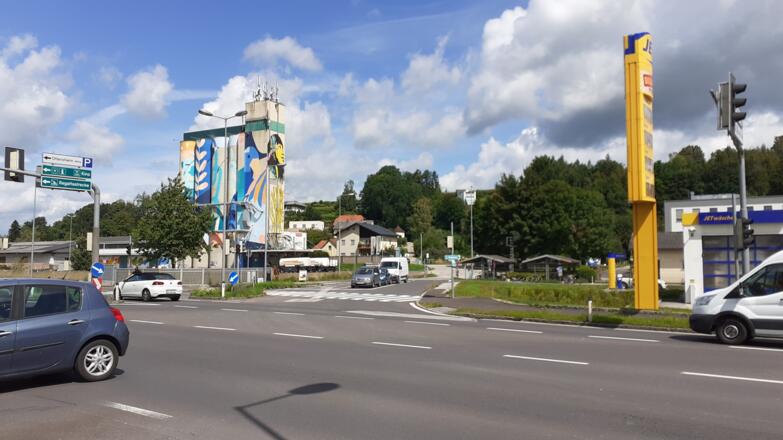 Ampelkreuzung B127, Bahnhof Ottensheim 260m.