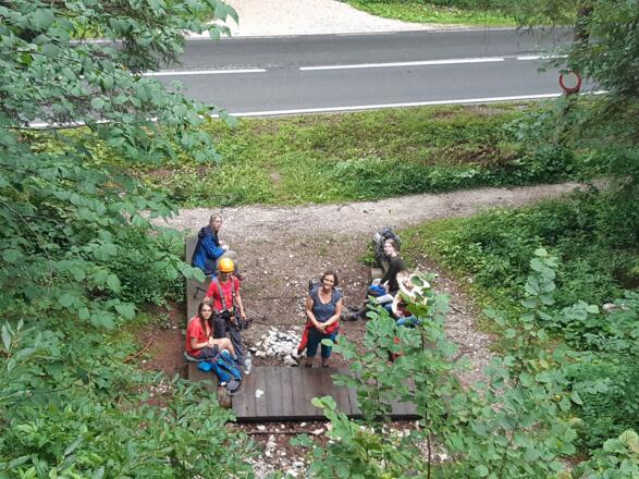 Sitzgruppe am Einstieg, von wo Nicht-Kletterer zuschauen können