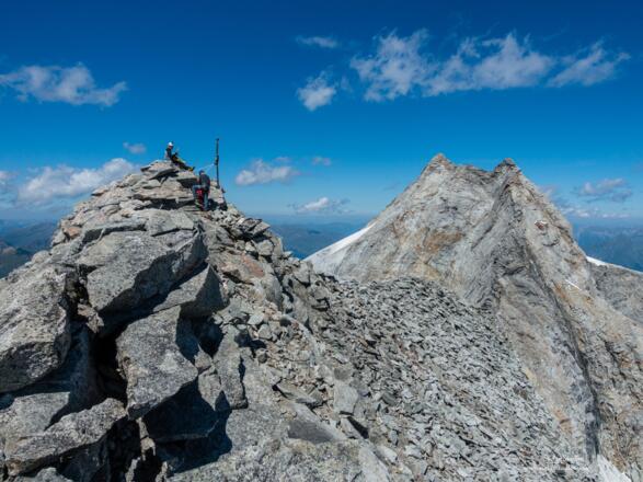 Fußstein Gipfel mit Olperer im Hintergrund.