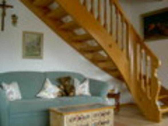 Ausziehbares bequemes Sofa und die schöne Treppe zum Bad und Schlafzimmer