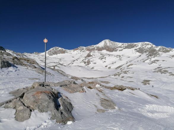 den Markierungsstangen folgen, Rückblick zum Hohen Gjaidstein